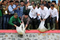 Mendes Eko Putro Sandjojo Resmikan Embung Desa Marga Baru