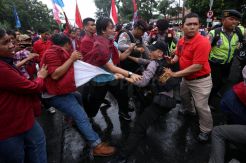 Demo Tolak UU MD3 di Surabaya Berakhir Ricuh