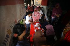 Warga Penggilingan Gunakan KKS untuk Belanja Sembako