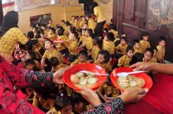 Tradisi Makan Lontong Cap Go Meh