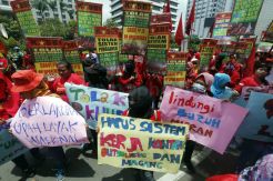 Ratusan Buruh Perempuan Gelar Aksi Peringatan Hari Perempuan Internasional