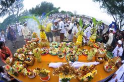 Ritual Melasti di Pantai Marina Semarang