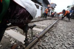 Peninggian Listring Kereta Api di Kalimas Baru