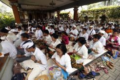 Sambut Nyepi Umat Hindu Gelar Banyu Pinaruh dan Sembahyang Bersama di Pura Amrta Jati Cinere