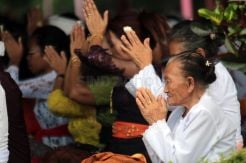 Umat Hindu Laksanakan Upacara Ngembak Geni di Candi Badut Malang