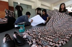 Mahasiswa Ubaya Ciptakan Karya Batik Down Syndrom