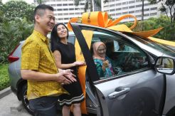 Penyerahan Hadiah Utama Tabungan Co-branding Maybank Finance