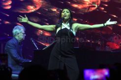 Kolaborasi David Foster dan Anggun Pukau Penggemar di Surabaya
