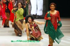 Menteri Susi Pudjiastuti Jadi Model Kebaya Anne Avantie di IFW 2018