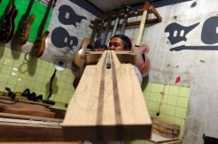 Gitar Buatan Dana Suhana Tembus Pasar Luar Negeri