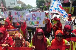 Puluhan Karyawan Sri Ratu Demo Tuntut Pesangon