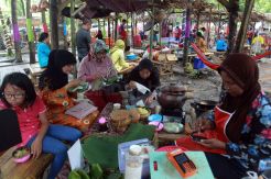 Berwisata Kuliner di Pasar Semarangan Tinjomoyo