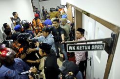Dua Kelompok Massa Terlibat Bentrok di DPRD Makassar