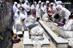 Jelang Debat Kandidat, Calon Gubernur Khofifah Ziarah ke Makam Sunan Ampel