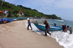 Denyut Nadi Nelayan Pantai Menganti