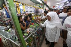Cagub Khofifah Indar Parawansa Kunjungi Pasar Atom Surabaya