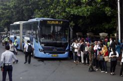 Ganjil Genap Diberlakukan di Tol Jagorawi, Penumpang Transjakarta Membludak