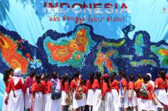 Mahasiswa Ubaya Rangkai Tutup Botol Bekas Menjadi Peta Indonesia
