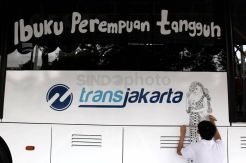 Anak Berkebutuhan Khusus Melukis di Bus Transjakarta