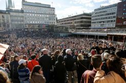 Fans Avicii Berkumpul di Stockholm Nyatakan Duka Cita