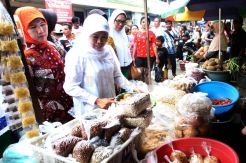 Cagub Khofifah Blusukan ke Kawasan Eks Lokalisasi Dolli