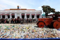 Polrestabes Surabaya Musnahkan Ribuan Botol Miras Ilegal dan Oplosan