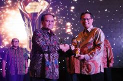 Direktur Umum dan SDM BPJS TK Terima Penghargaan The Best Leader Revolusi Mental