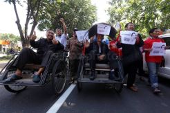 Wakil Ketua PW Muhammadiyah Jatim Nadjib Hamid Serahkan Syarat Dukungan Calon DPD Jatim