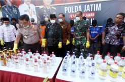 Polda Jatim Musnahkan Puluhan Ribu Botol Miras Oplosan
