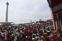 Ribuan Warga Hadiri Bagi-Bagi Sembako Gratis di Monas