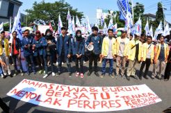 Ribuan Buruh Demo di Depan Gubernuran Jateng