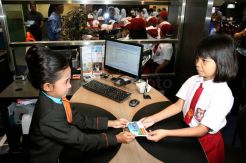Puluhan Siswa Ikuti Program Field Trip ke Outlet BNI