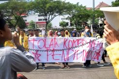 Mahasiswa Unnes Gelar Demo Hardiknas