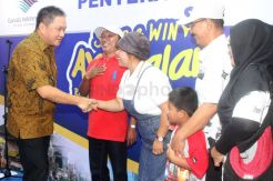 Indomaret Serahkan Hadiah Program Shop and Win Ayo Jalan-Jalan