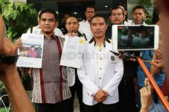 Ketua DPW PKS Serahkan Barang Bukti ke Polisi