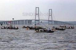 Nelayan Kenjeran Lantunkan Sholawat Kelilingi Pesisir