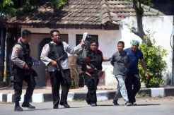 Polisi Lakukan Sterilisasi di Sekitar Mapolrestabes Surabaya