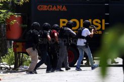 Petugas Geledah Rumah Kontrakan Terduga Teroris Bomber Polrestabes Surabaya