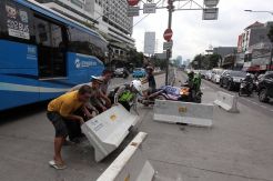 Polisi Pasang Kembali Beton Pembatas Jalan Mampang yang Dibuka Warga
