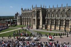 Warga Inggris Tumpah Ruah Saksikan Iring-iringan Pangeran Harry-Meghan Markle Seusai Pernikahan