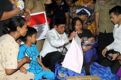 Mensos Idrus Marham Kunjungi Korban Kebakaran di Cipinang Muara