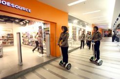 Kendarai Segway, Polwan Cantik Patroli di Tunjungan Plaza Surabaya
