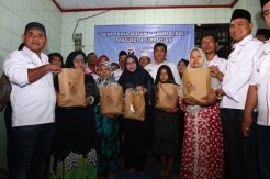 Grind Jakarta Barat Serahkan 150 Paket Sembako Kepada Warga Kurang Mampu