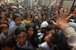 Ratusan Warga Antre Pembagian Sedekah Haji Ambo Rukka di Makassar
