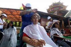 Yayasan Masjid Muhammad Cheng Ho Adakan Potong Rambut Massal Gratis