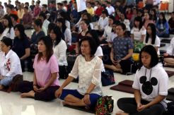 Ibadah Waisak di Vihara Buddhayana Dharmawira Centre Surabaya Berjalan Hikmat