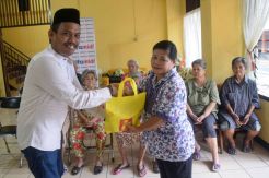 Peringati Hari Keluarga Internasional, Alfamidi Kunjungi Panti Werda