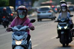 Terdampak Erupsi Merapi, Warga Semarang Pakai Masker