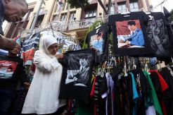 Cagub Khofifah Kunjungi Pasar Kaget Kawasan Tugu Pahlawan Surabaya