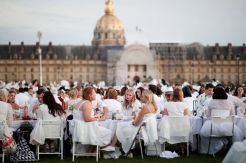 Makan Malam Serba Putih di Paris